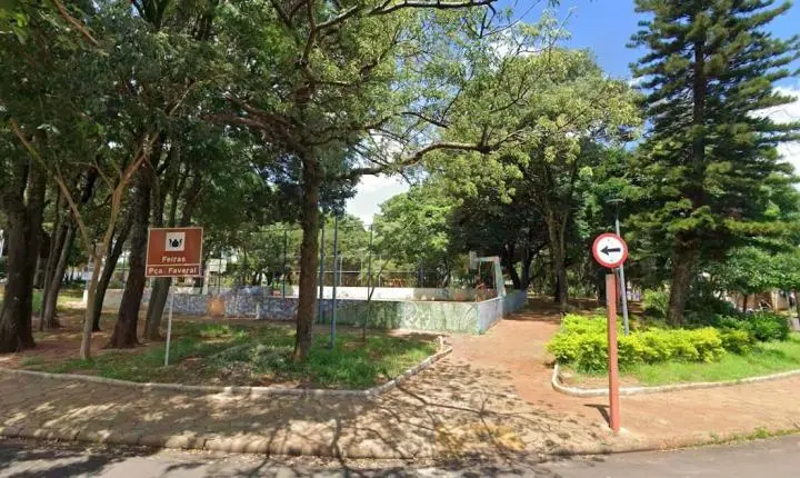 Moradores pedem manutenção urgente na Praça do Faveral