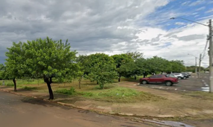 Praça Manoel Rodrigues de Farias necessita de limpeza e poda urgente