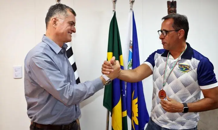 Prefeito Lapena recebe atleta de Araraquara após conquista histórica no Mundial de Beach Tennis