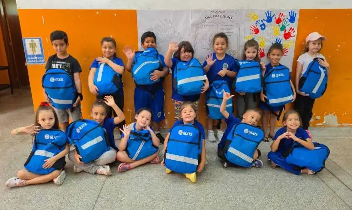 Ibaté distribui uniformes escolares completos para estudantes da rede municipal