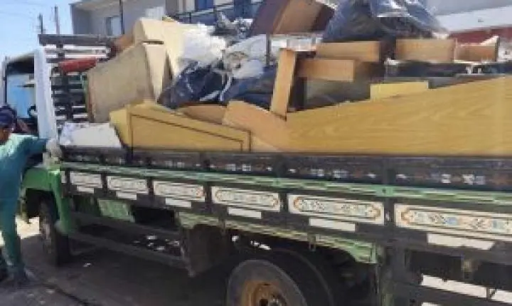 Prefeitura de Ibaté realiza limpeza de imóvel com acúmulo de entulhos
