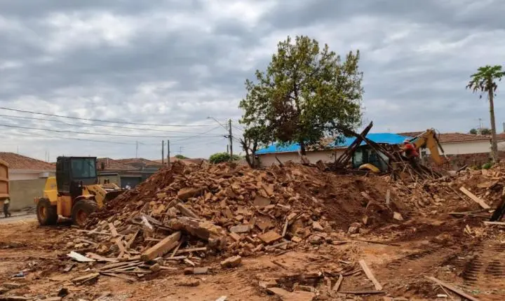 Prefeitura de Araraquara realiza demolição de imóveis abandonados na Vila Xavier