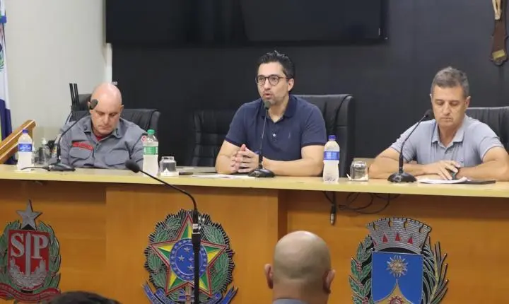 Prefeitura recolhe cães abandonados agressivos após ataques