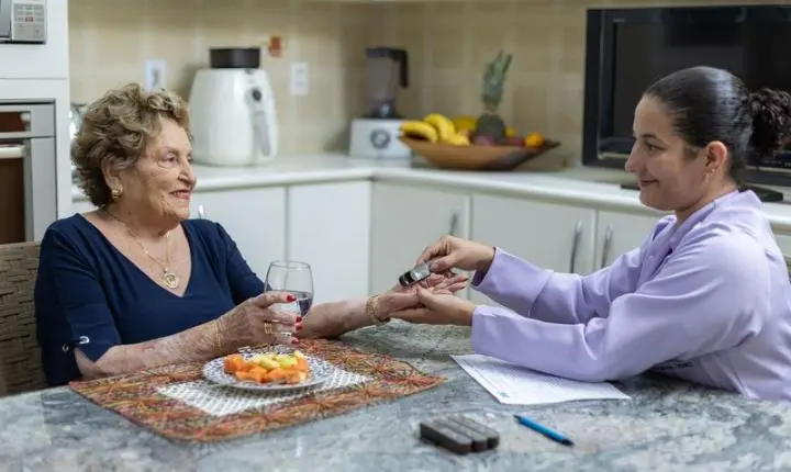 Prescrição de remédios para idosos exige revisão constante