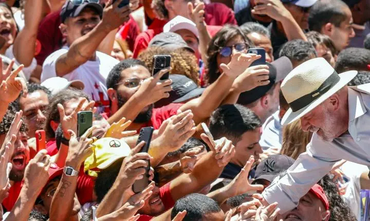 Presidente do TSE liga para Lula e parabeniza reeleição
