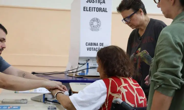 Primeiro turno de 2026 registra alta de 43% de eleitores idosos nas urnas