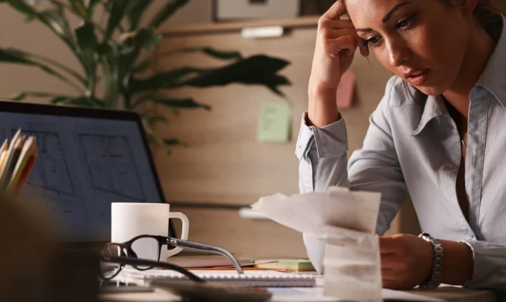 Quando a renda muda de repente: como organizar as finanças diante de um imprevisto