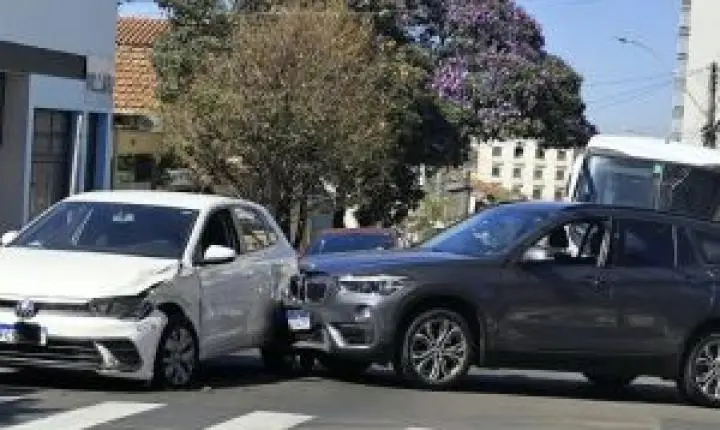 Quatro acidentes em São Carlos são registrados no mesmo cruzamento nesta manhã