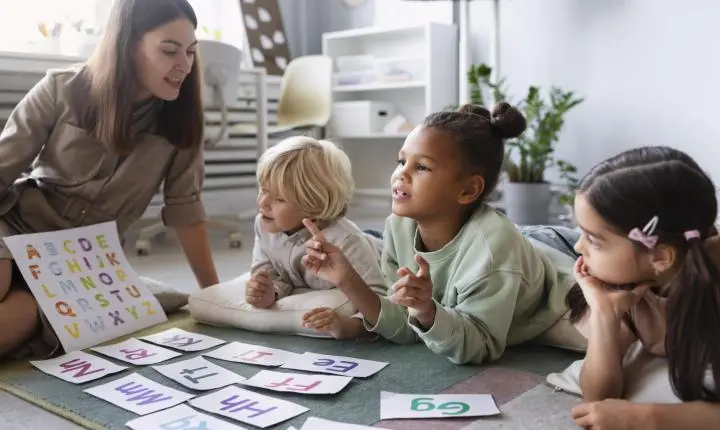 QUEM DEVE ALFABETIZAR: EDUCAÇÃO INFANTIL OU ENSINO FUNDAMENTAL?
