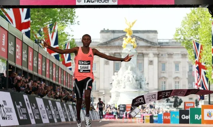 Sebastian Sawe, do Quênia, entra para a história ao completar maratona em menos de duas horas