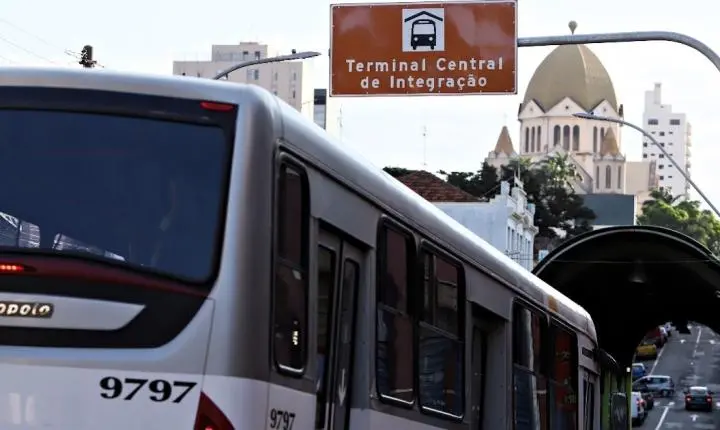 Rachaduras evidenciam que terminal de integração precisa de vistoria técnica