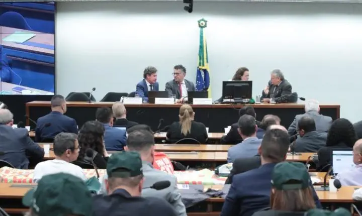 Centrais sindicais pedem fim da escala 6x1 sem transição na Câmara