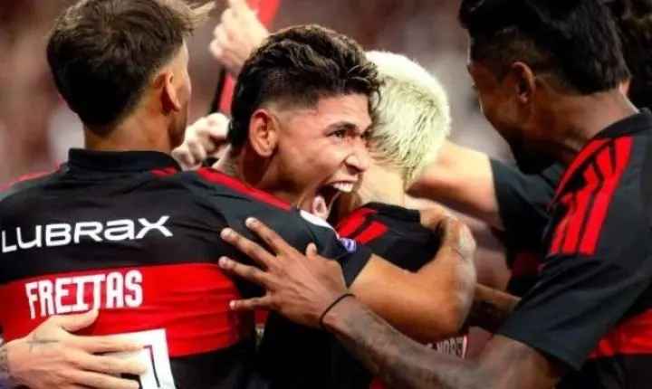 Com gol de Carrascal, Flamengo vence o Fluminense e lidera o Brasileirão