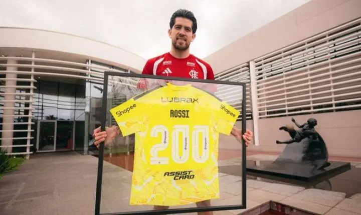 Goleiro Rossi é homenageado após completar 200 jogos pelo Flamengo