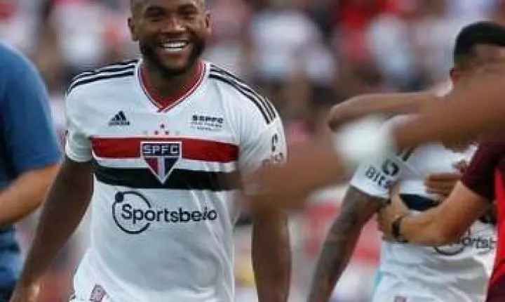São Paulo rescinde contrato com o volante Luan