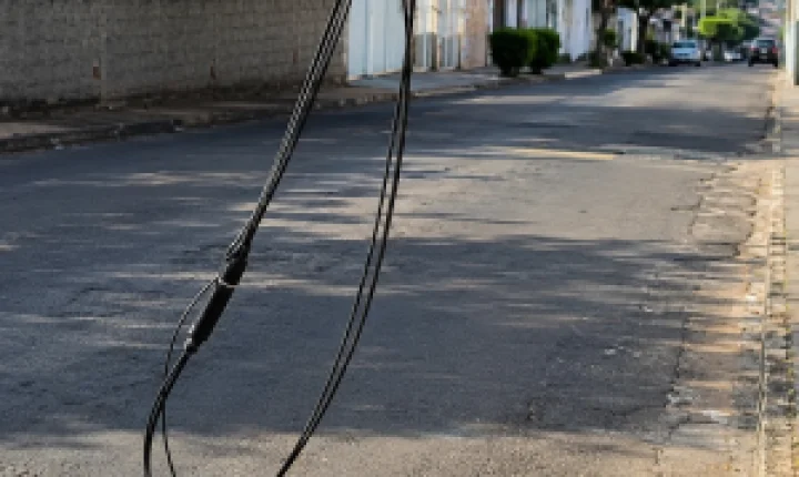 Mulher fica ferida em acidente com scooter elétrica causado por fio de telefonia solto