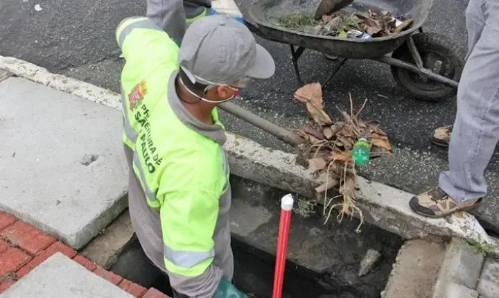 Prefeitura de Araraquara não adota cronograma fixo para a limpeza de bueiros