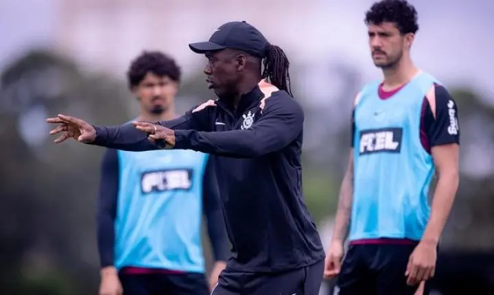 Clarence Seedorf comanda treino no Corinthians após empate no Brasileirão