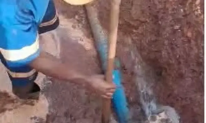 Daae realiza manutenção para conter vazamento de água no Jardim das Paineiras