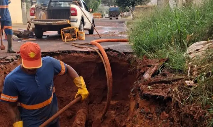 Daae realiza serviço emergencial para reparar vazamento de rede no Selmi Dei 1
