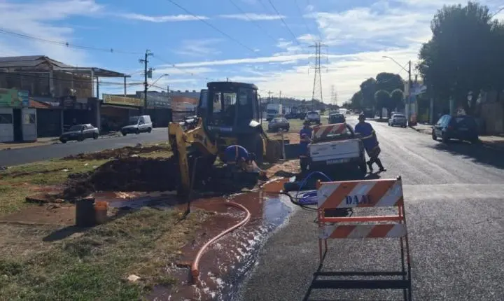Daae realiza serviço emergencial para reparar vazamento de rede em Araraquara