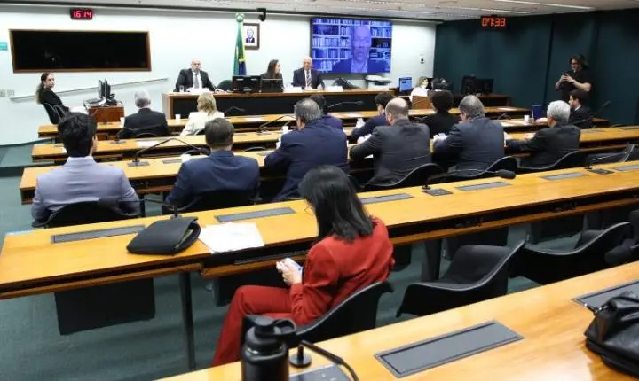 Empresários clamam por redução de encargos trabalhistas e criticam fim da escala 6x1 na Câmara