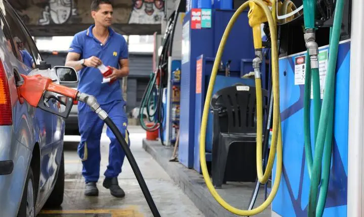 Governo avalia prorrogar o subsídio da gasolina para conter alta de preços