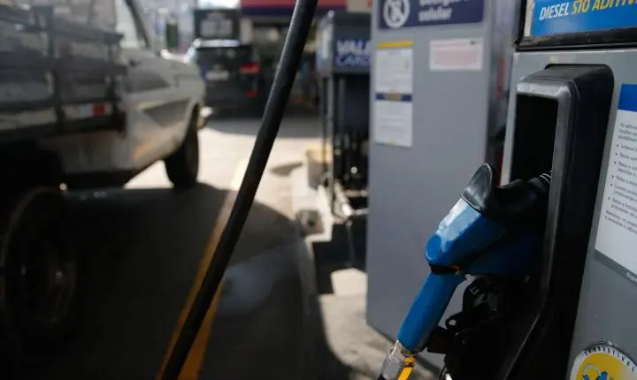 Governo amplia subsídios à gasolina e diesel após alta do petróleo