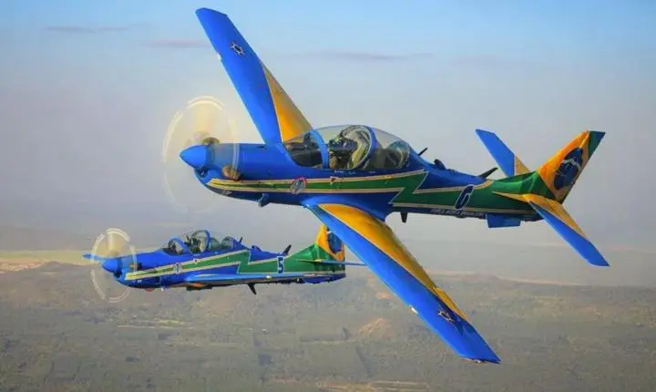 Super Tucano realiza manobras radicais no Domingo Aéreo em Pirassununga