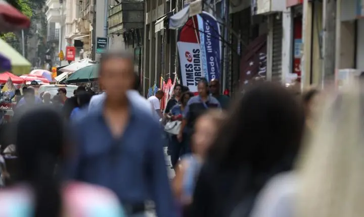 Desemprego de pretos é 55% maior que o de brancos, aponta IBGE, destacando desigualdade racial
