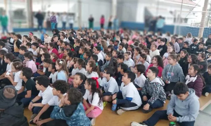 Polícia Militar leva conscientização de trânsito a mais de mil alunos em Araraquara com teatro de fantoches