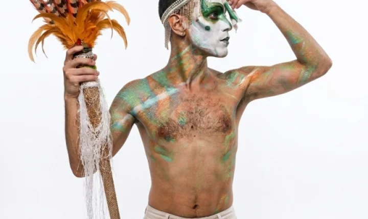 Performance “Desmonte Camaleão”, inspirada em Ney Matogrosso, explora a identidade humana na SLAMC