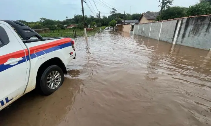 Temporal alaga casas e desaloja famílias no interior de SP