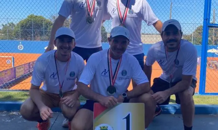 Tênis de campo Araraquara celebra título invicto nos Jogos Regionais de Barretos