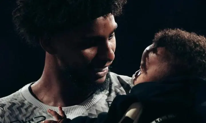Thiaguinho se emociona com gesto de Hugo Souza com seu filho no Corinthians