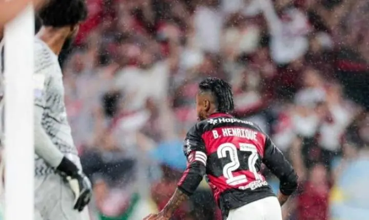 Bruno Henrique decide e Flamengo vence o Corinthians no fim
