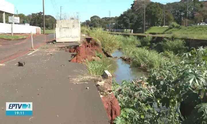 Trecho da Via Expressa em Araraquara tem interdição por risco de deslizamento