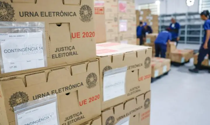 Justiça Eleitoral distribui urnas eletrônicas e prepara seções para a votação
