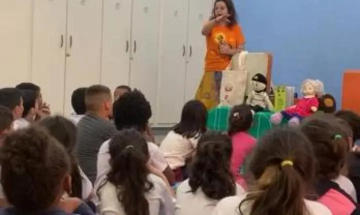 Trupe FliSolzinha promove leitura de livro infantil em Araraquara