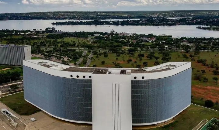 TSE exige inteligência artificial igualitária após falha em imagens de Lula