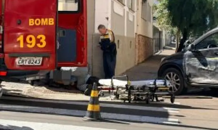 Acidente de trânsito em São Carlos: van avança sinal de parada e deixa motorista ferido