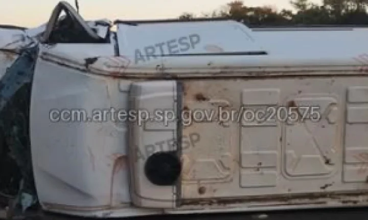 Acidente na Rodovia Anhanguera deixa van tombada após colisão com carreta