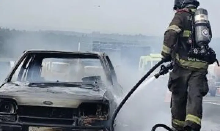 Carro é destruído por incêndio na SP-310 após pane elétrica em São Carlos
