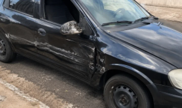 Veículo estacionado em São Carlos é danificado em acidente com fuga no Azulville