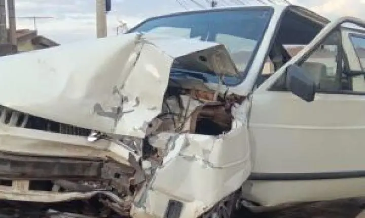 Carro bate em defensa metálica durante acidente na SP-310 em São Carlos
