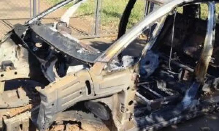 Veículo roubado em 2021 é localizado queimado na Rodovia SP-215
