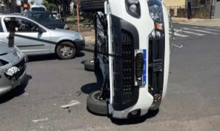 Carro tomba após acidente de trânsito em São Carlos no bairro Vila Prado