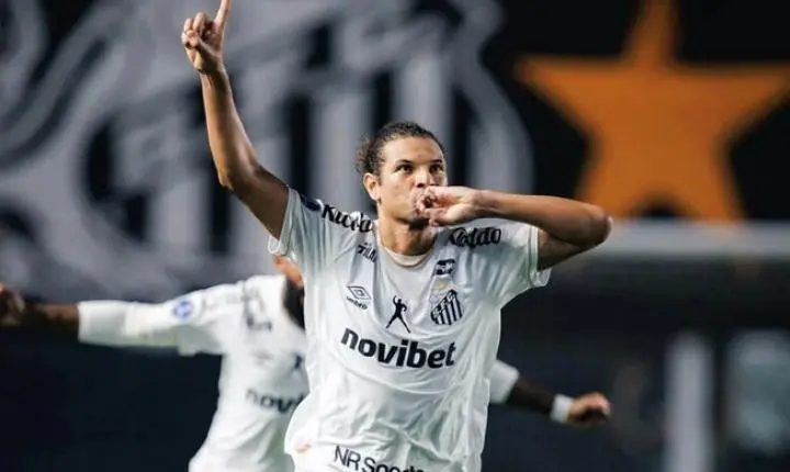 Neymar discute com rival na Vila Belmiro durante vitória do Santos