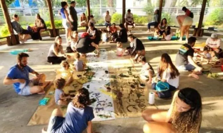 “Vivências de Quintal” convida crianças para experiências com tintas naturais em Araraquara