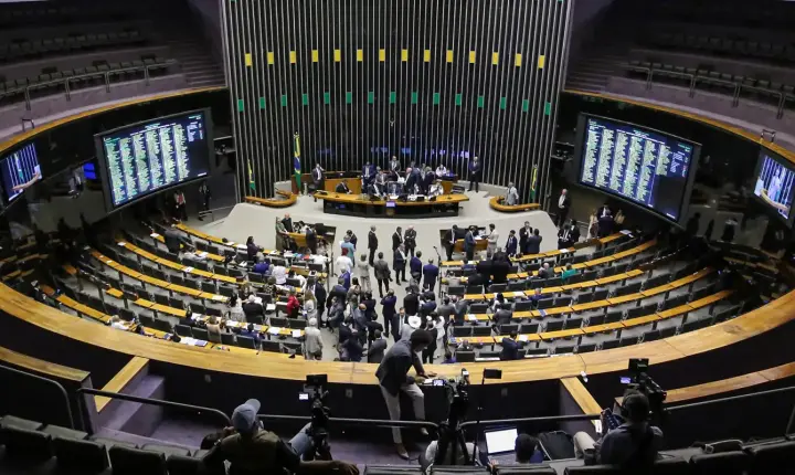 Câmara aprova a taxa das blusinhas e projeto segue para o Senado